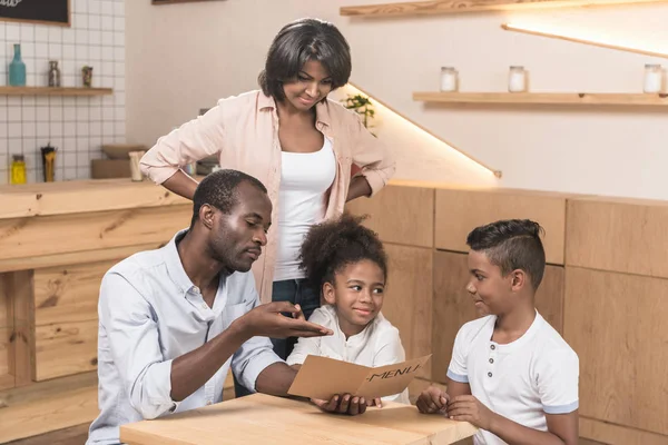 Afro-amerikansk familj i café — Stockfoto