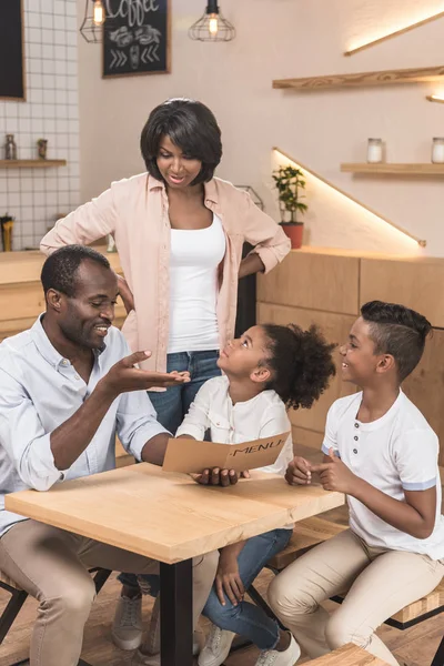 Familia afroamericana en la cafetería — Foto de Stock