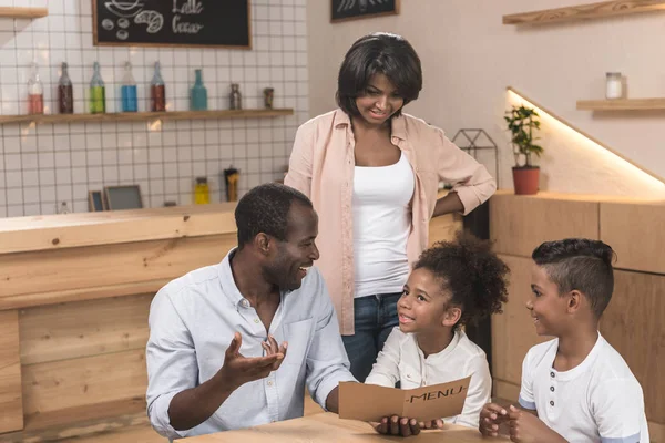 Афро-американська сім'я в кафе — стокове фото