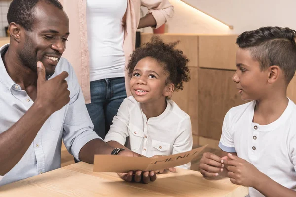 Famille afro-américaine dans un café — Photo