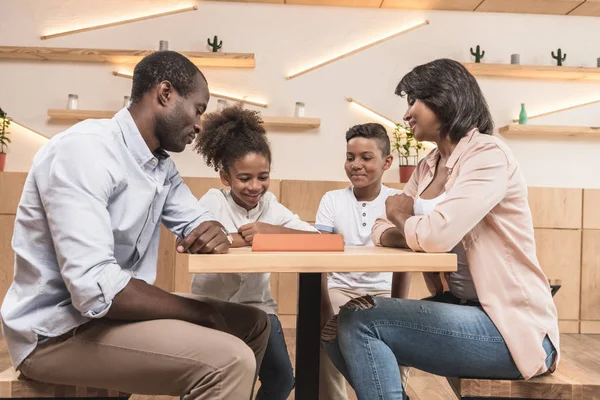 Familia afroamericana en la cafetería —  Fotos de Stock