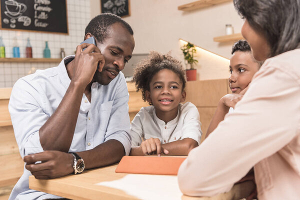 Африкано-американская семья в кафе
