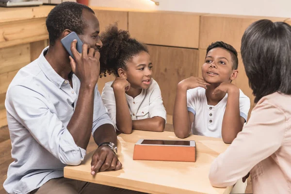 Familia afroamericana en la cafetería — Foto de Stock