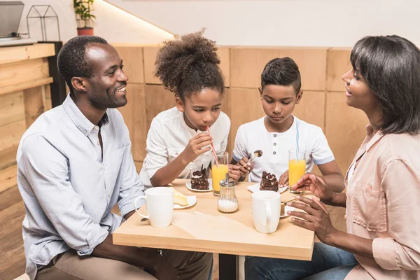 African-american family in cafe — Stock Photo, Image