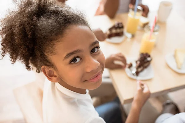 Afrikanisch-amerikanisches Mädchen im Café — Stockfoto