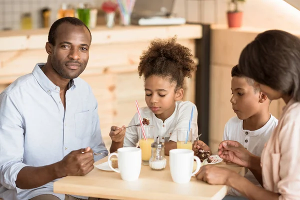 African-american family in cafe — Free Stock Photo