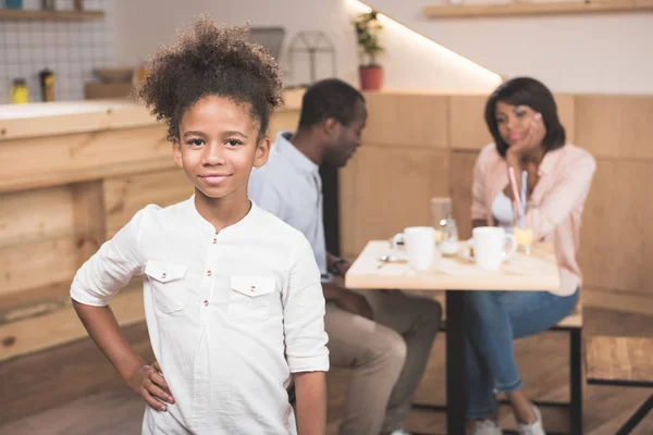 Ihana afro tyttö kahvilassa — kuvapankkivalokuva