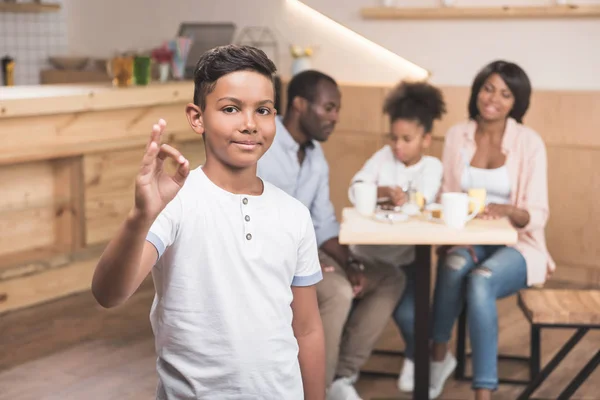 Jongen weergegeven: Oke teken — Stockfoto