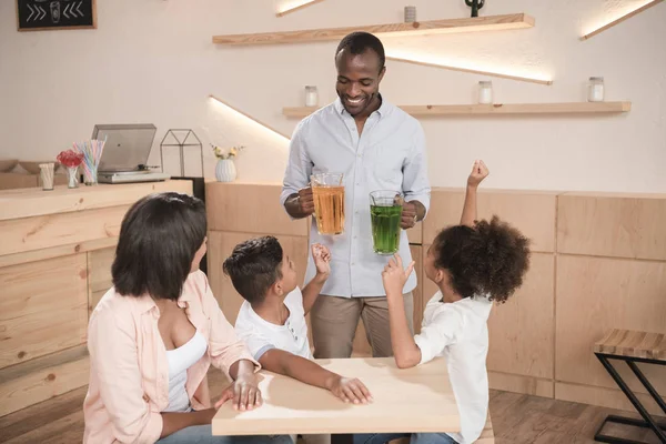 African-american family in cafe — Free Stock Photo