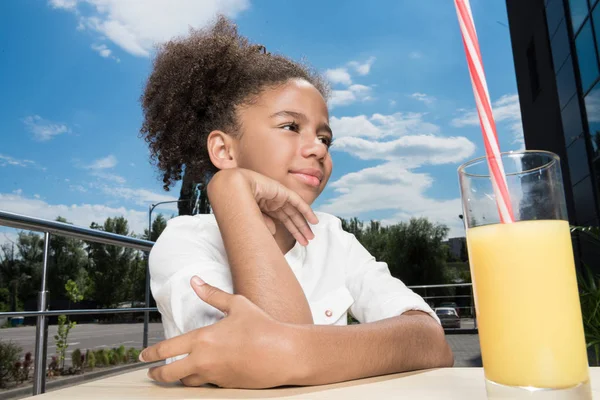 Afro chica con jugo de naranja — Foto de stock gratis