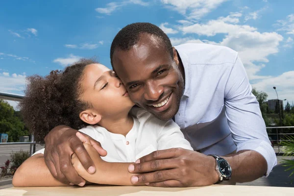 Father and daughter spending time outdoors — Stock Photo, Image