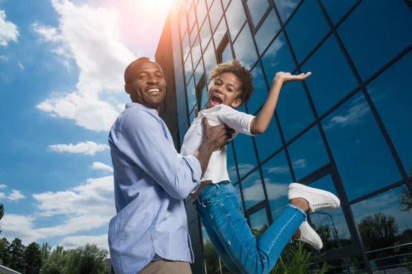 Vader en dochter tijd buitenshuis doorbrengen — Stockfoto