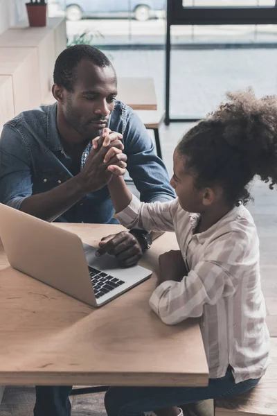 Father and daughter with laptop — Free Stock Photo