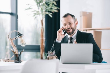 telefonla konuşan işadamı