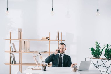 telefonla konuşan işadamı