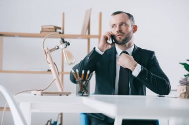 telefonla konuşan işadamı