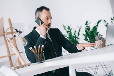 telefonla konuşan işadamı