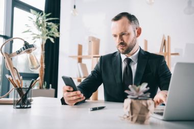 Akıllı telefon kullanan iş adamı