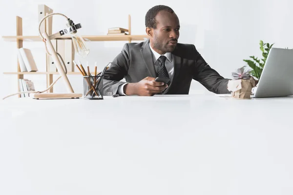 Businessman using laptop at workplace — Stock Photo, Image