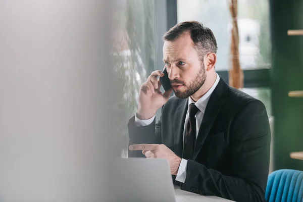 Homme d'affaires parlant par téléphone — Photo