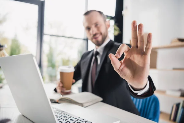 Empresario mostrando signo de aprobación — Foto de Stock