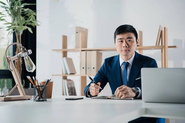 Seriöser asiatischer Geschäftsmann — Stockfoto