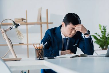 düşünceli overworked Asya iş adamı