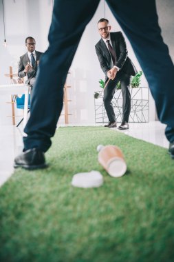 Mini golf oynamak işadamları
