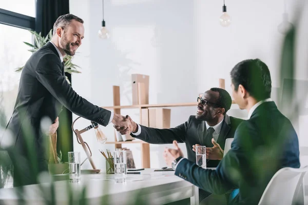 Affärsmän skakar hand — Stockfoto