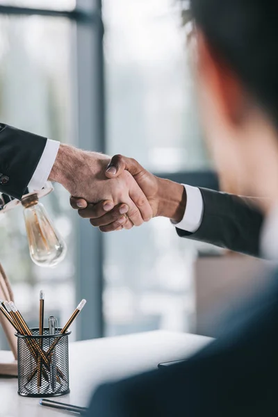 Empresários apertando as mãos — Fotografia de Stock