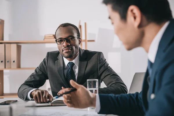 Compañeros de negocios conversando — Foto de Stock