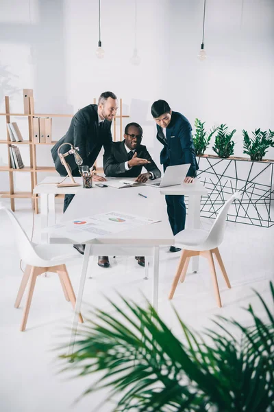 Hombres de negocios mirando la pantalla del ordenador portátil — Foto de Stock