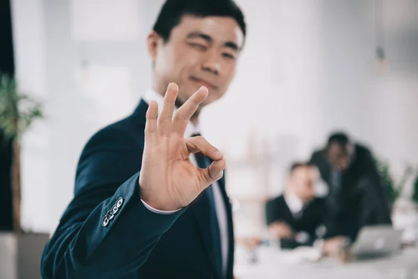 Asiático homem de negócios mostrando ok sinal — Fotografia de Stock