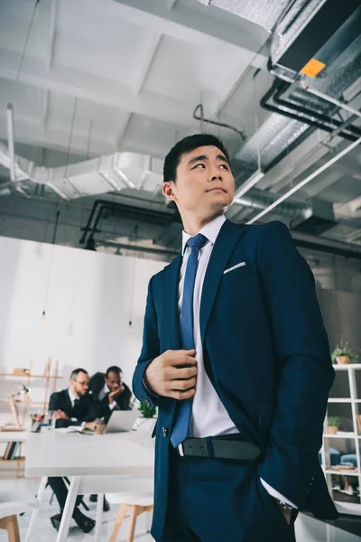 ハンサムなアジア系のビジネスマン — ストック写真