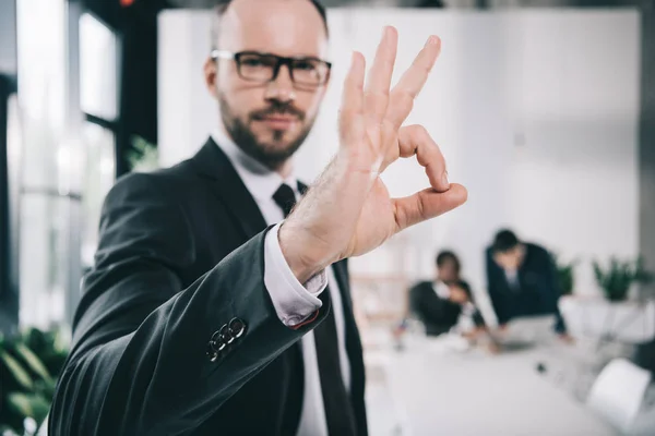 Geschäftsmann zeigt Okay — Stockfoto