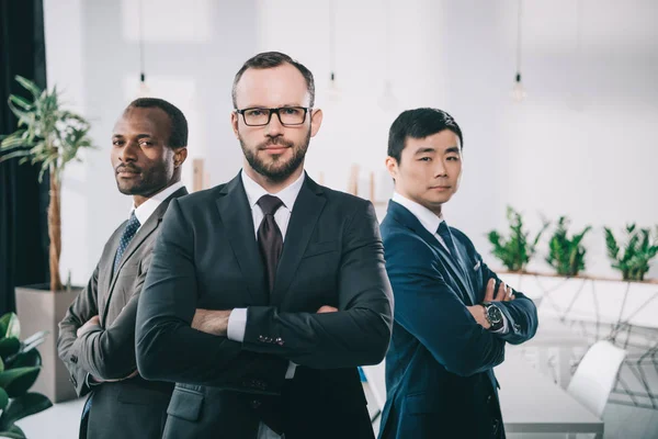 Hombres de negocios multiéticos con brazos cruzados — Foto de Stock