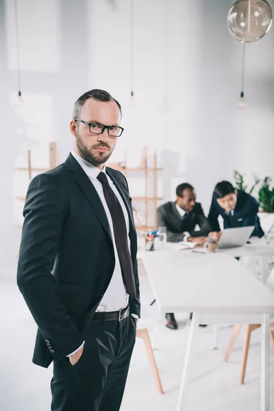 Guapo joven hombre de negocios — Foto de Stock