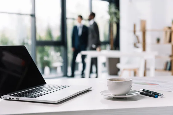 Lugar de trabajo de negocios con portátil — Foto de Stock