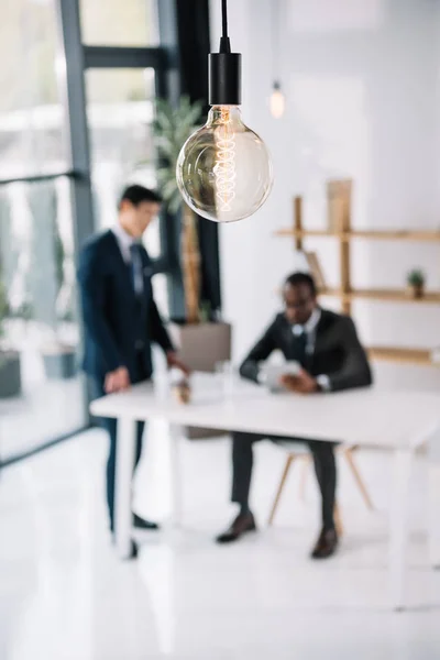 Affärskollegor i moderna kontor — Stockfoto