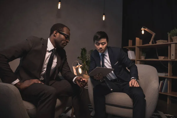 Hombres de negocios multiéticos teniendo conversación — Foto de Stock