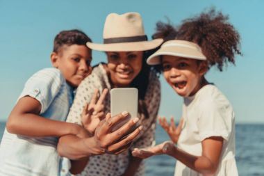 Kumsalda selfie alarak çocuklar ile anne