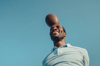 rugby topu ile Afrika kökenli Amerikalı adam