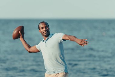 rugby topu ile Afrika kökenli Amerikalı adam