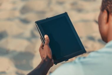 Dijital tablet ile Afrika kökenli Amerikalı adam