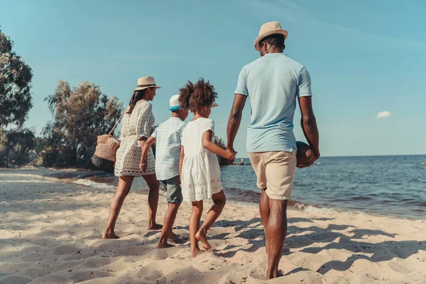 Familie aan zee — Stockfoto