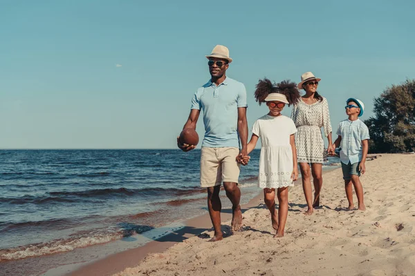 Família afro-americana caminhando na praia — Fotografia de Stock