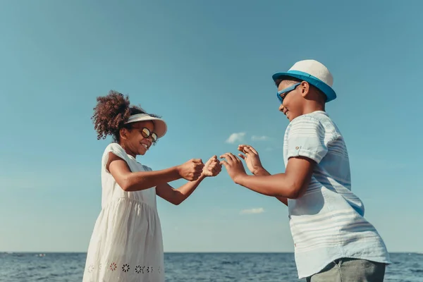 Fratello e sorella felici che giocano al mare — Foto Stock