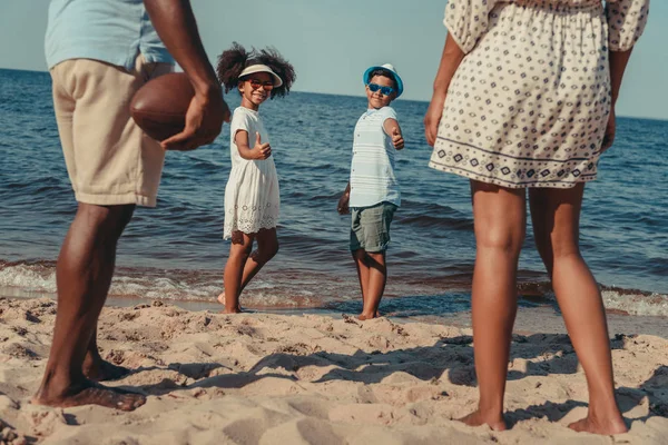 Familia jugando con pelota en la playa — Foto de Stock