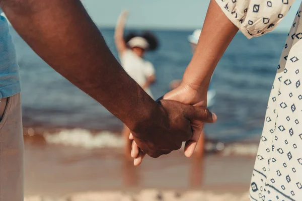 Holding hands — Stock Photo, Image