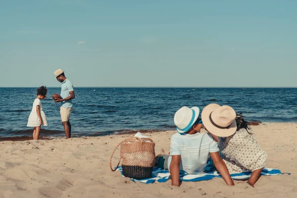 Familia afroamericana en la playa — Foto de Stock